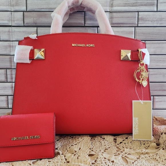 MK Michael Kors Karla satchel in Sangria color. With jet set wallet, key charms - Picture 3 of 16